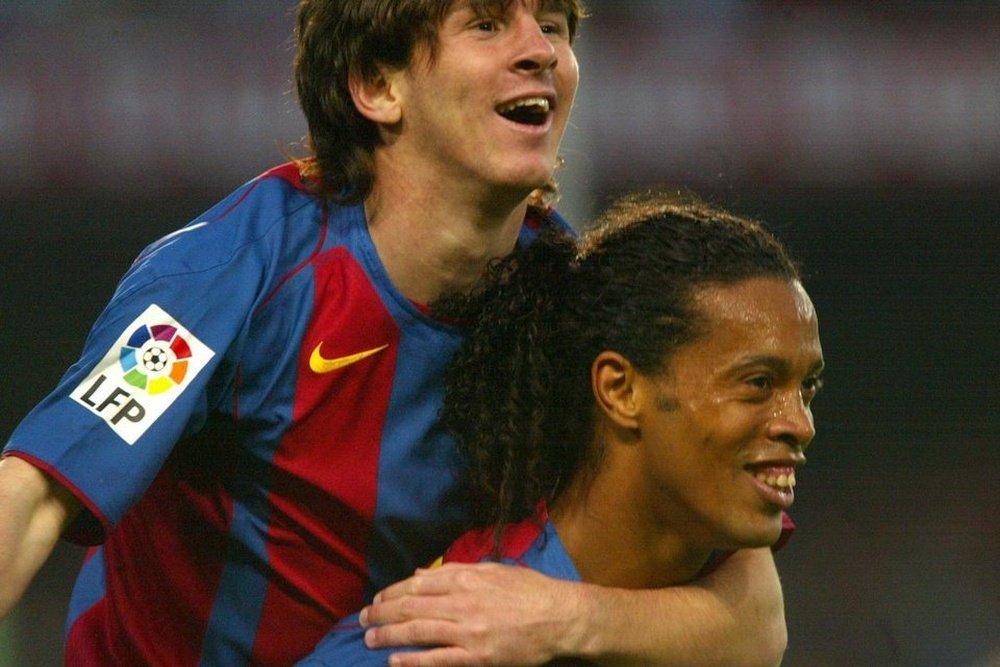 Ronaldinho espère que Messi restera au Barça. Twitter