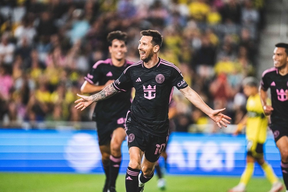 Messi rejuvenece con un doblete y el Inter Miami se lleva el MLS Supporters' Shield. EFE