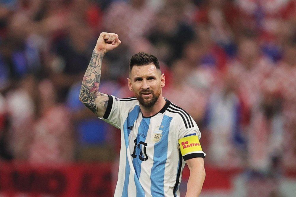 Peter Lanzani ganó un Goya y se lo dedicó a Messi por el Mundial. EFE