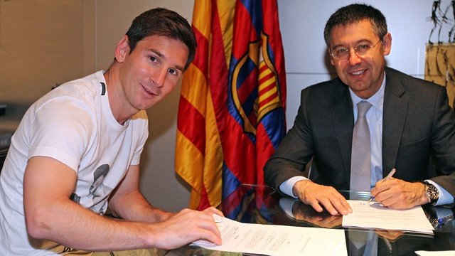 Leo Messi signing a new contract with Josep María Bartomeu. FCBarcelona