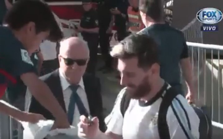 La reacción de un niño al firmarle un autógrafo Messi