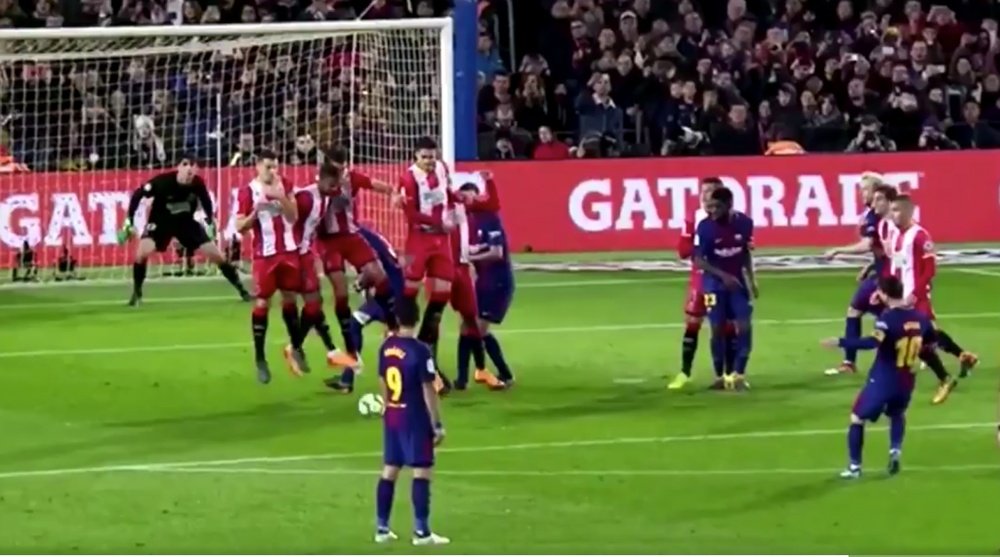 Messi fired under the wall. Screenshot/beINSports