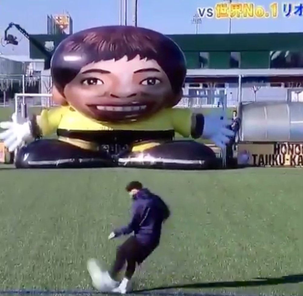 Leo Messi tries to score past a giant inflatable goalkeeper. @Juezcentral Twitter