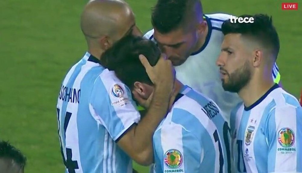 Leo Messi se tapa con la camiseta tras fallar en la tanda de penalti. Canal+