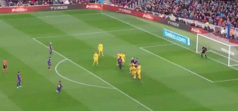 Messi scores from the set piece. Twitter