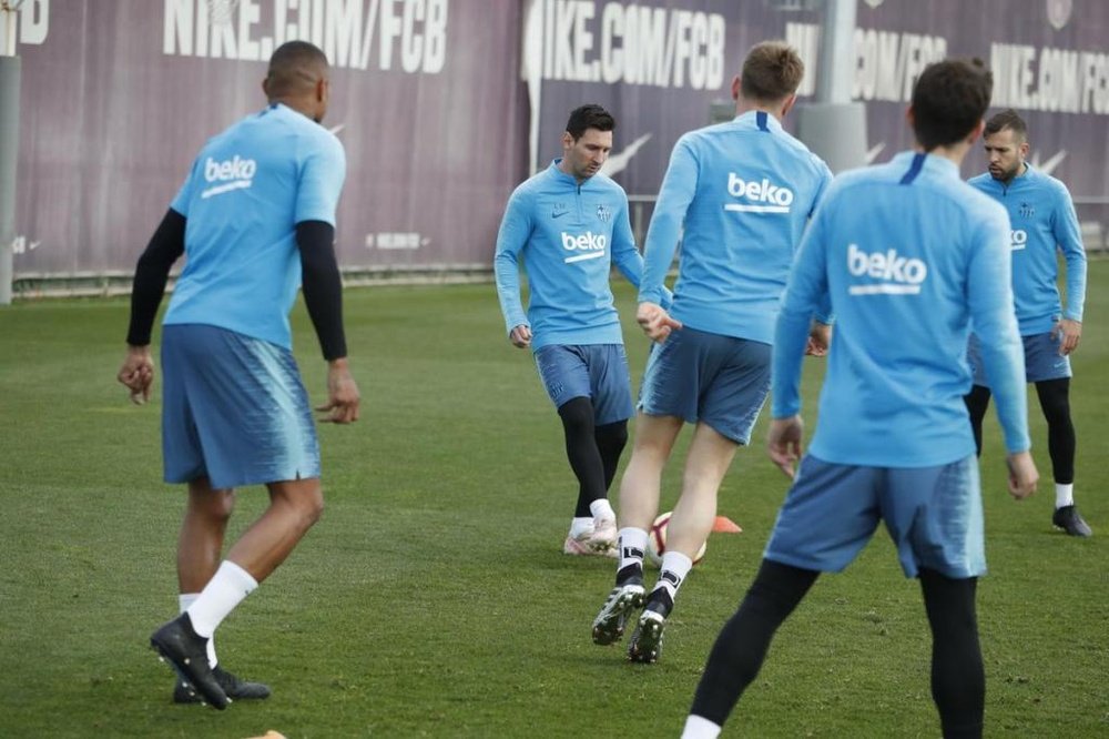 Messi appeared at training with a 'new look'.  Twitter/FCBarcelona_es