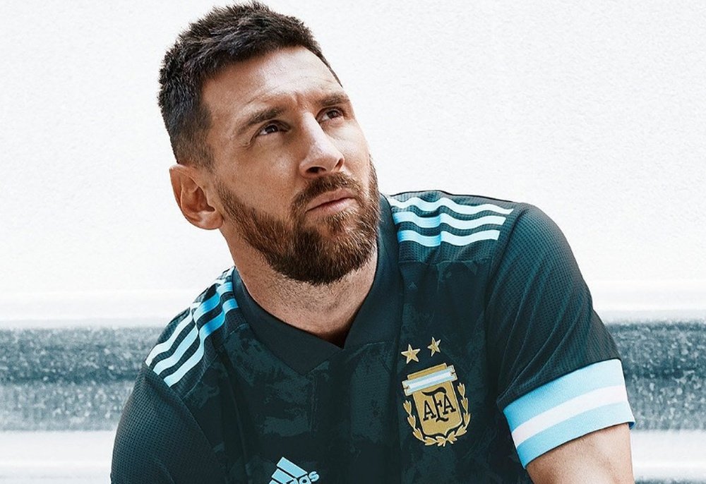 Argentina estrenó camiseta ante Brasil. Adidas