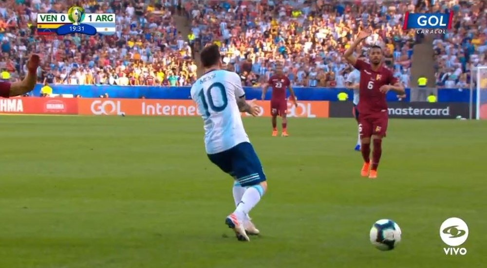 Messi reclamou penálti de Hernández e o VAR negou. Captura/GolCaracol