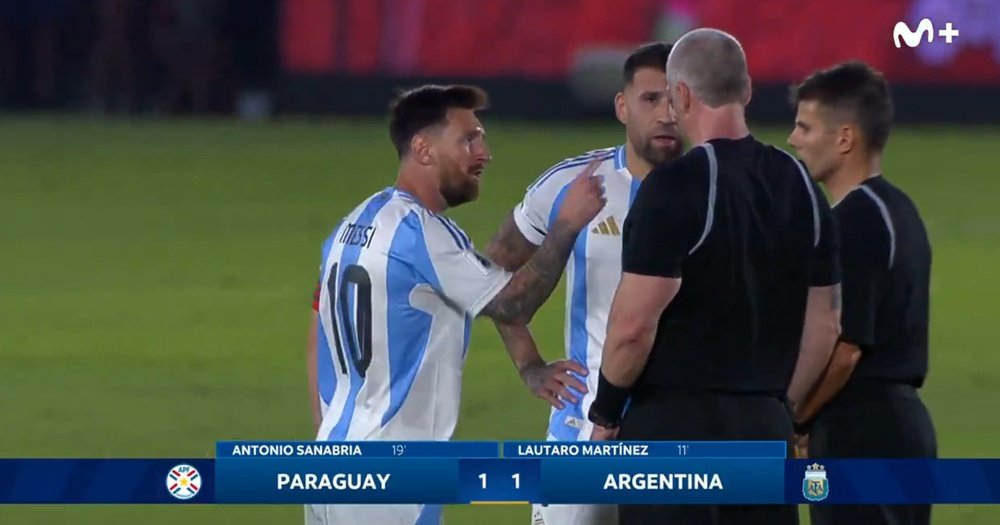 Messi reproached the referee for not sending off Alderete. Screenshot/Movistar+