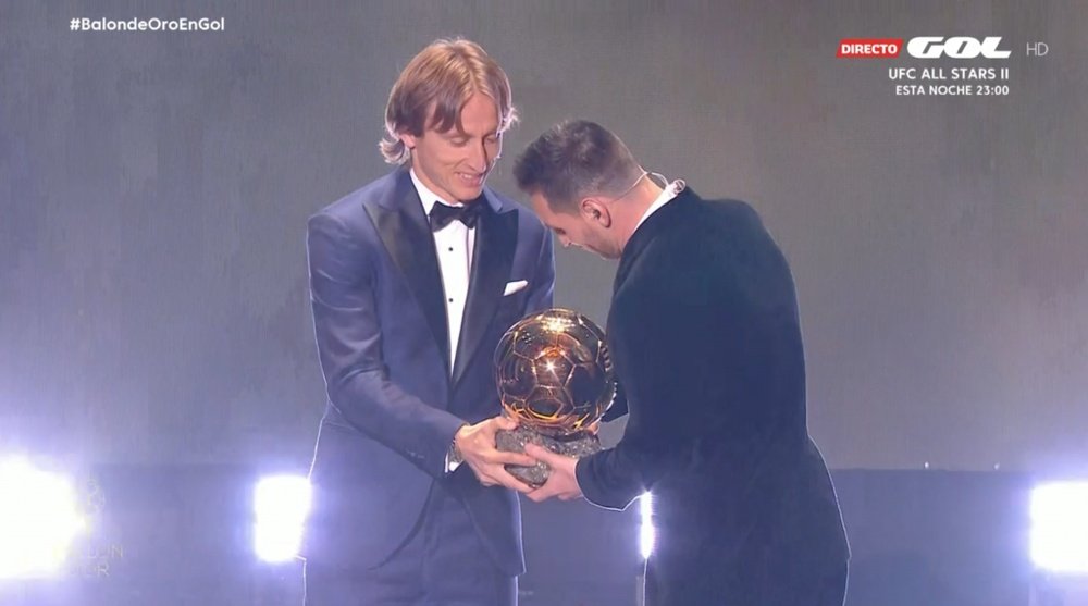 As palavas de Modric ao entregar a Bola de Ouro a Messi. Captura/Gol