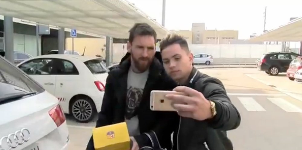 Leo Messi with a fan at the airport. ASTV