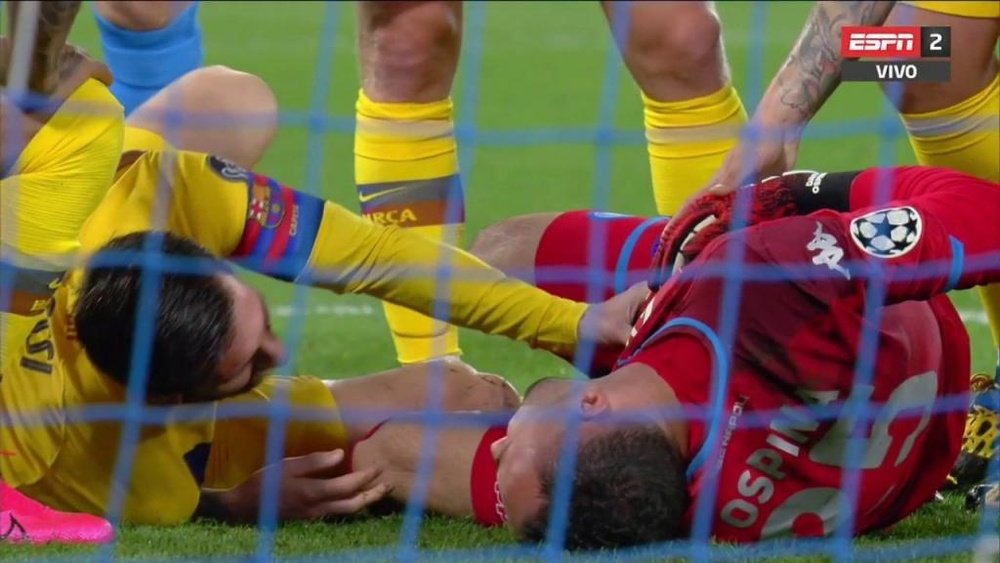 Messi sem querer machucou Ospina e viu o amarelo. Captura/ESPN2