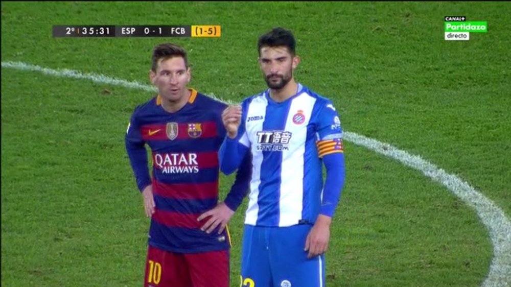 Leo Messi y Álvaro González, durante el encuentro entre Espanyol y Barcelona. Canal+