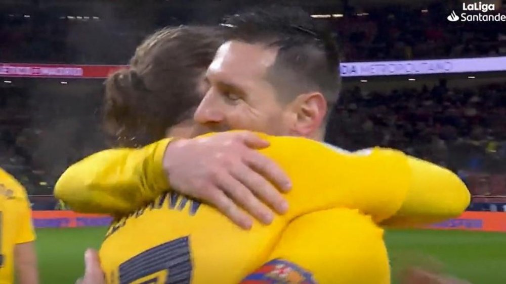 El sentido abrazo de Messi a Griezmann tras su partido más difícil. Captura/LaLiga