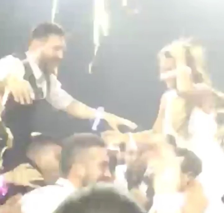 Messi y Antonella bailaron sobre los hombros de ¡Suárez y Demichelis!