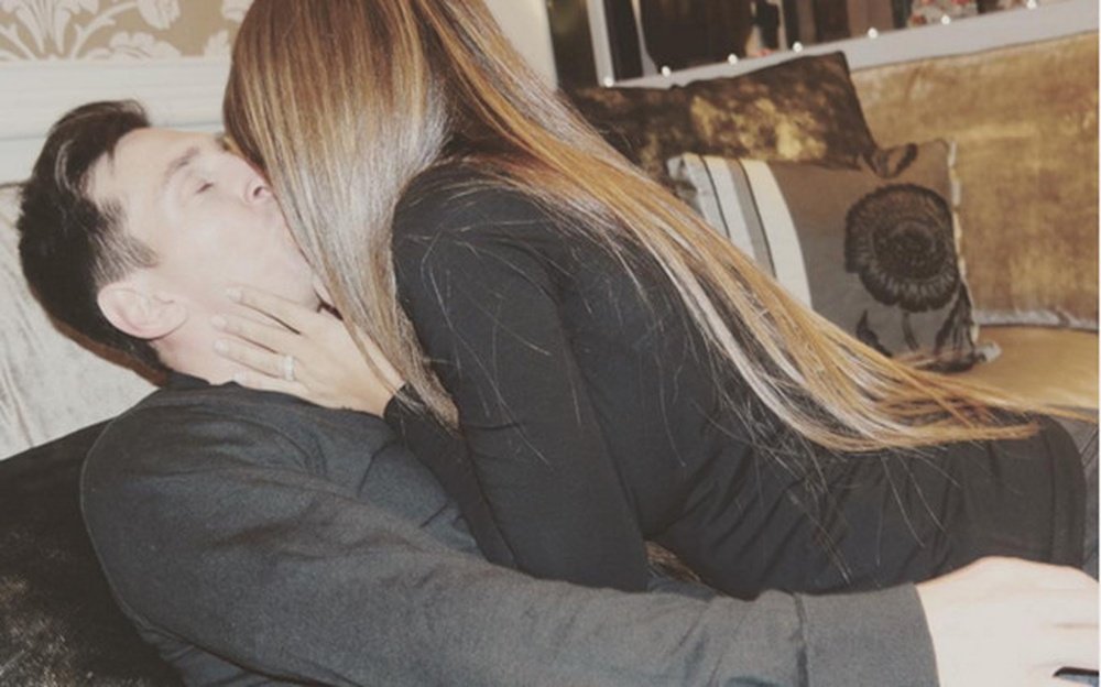 Leo Messi y Antonella Rocuzzo en una romántica imagen donde la pareja del jugador le besa. Instagram