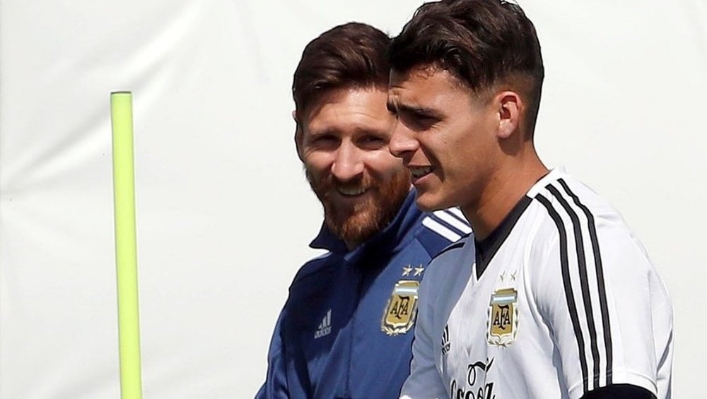 Messi tuvo un detalle con Pavón en el Gamper. EFE