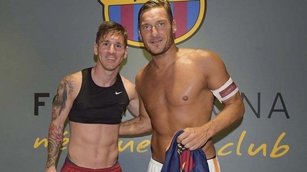 Leo Messi y Francesco Totti, posando tras intercambiarse las camisetas en un Barcelona-Roma. Instagram