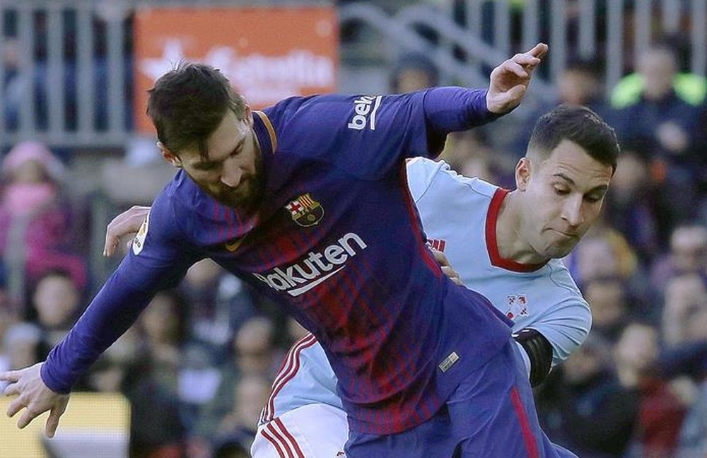 Messi and Mallo fight for the ball in Saturday's encounter. EFE