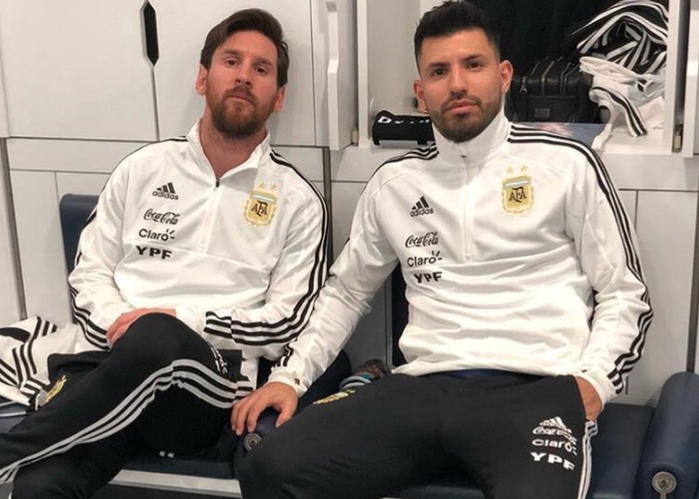 Messi and Aguero enjoying the dressing room atmosphere before Argentina-Italy. Instagram/10agueroser