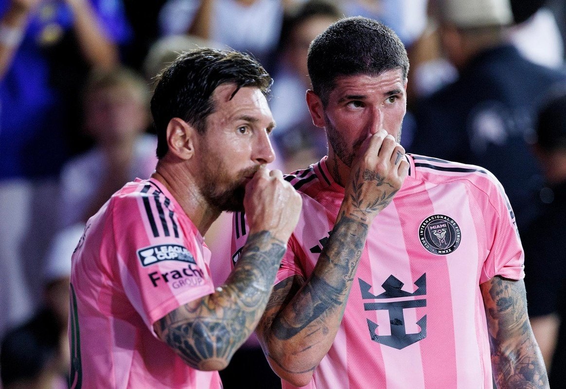 De Paul shines on debut as Messi provides two assists. EFE