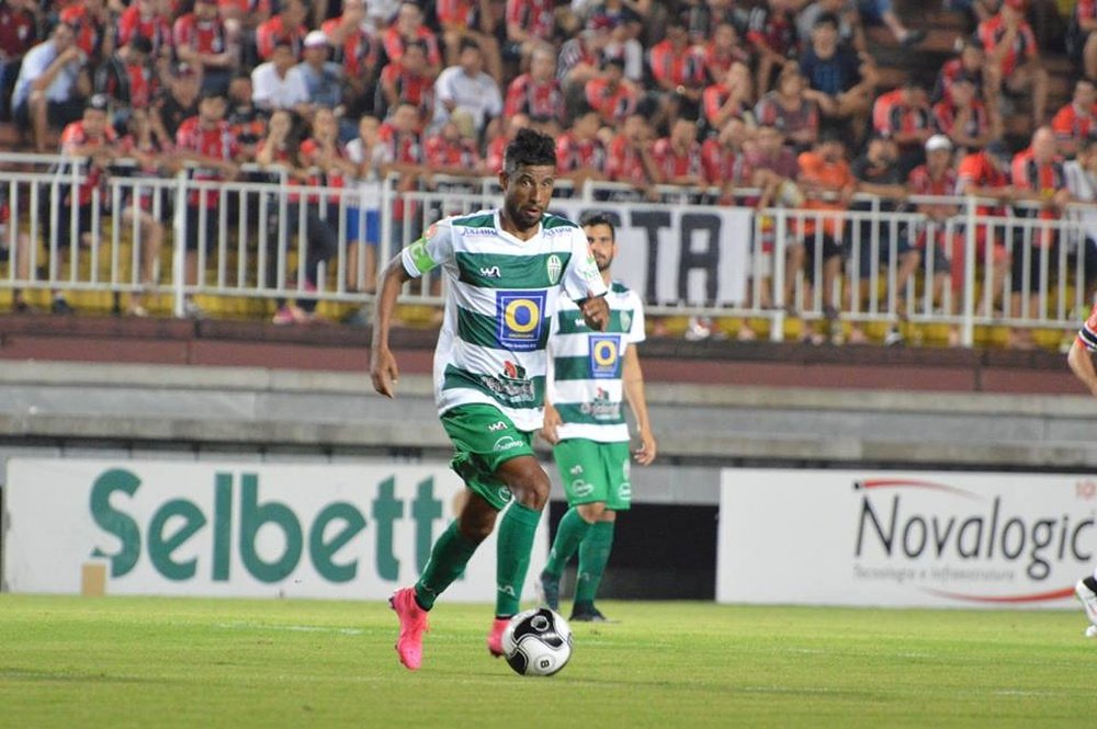 Léo Moura jugará para Santa Cruz Recife hasta final de temporada. CAmetropolitano