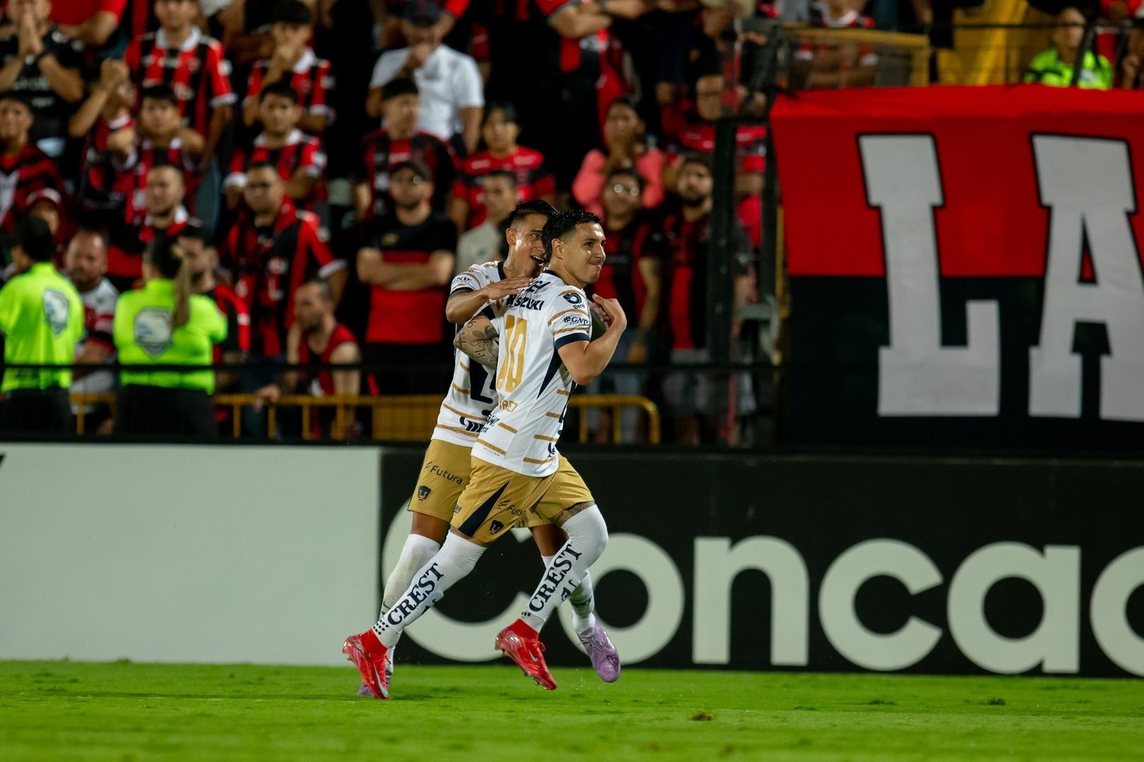 Leo Suárez rescata a Pumas en Costa Rica