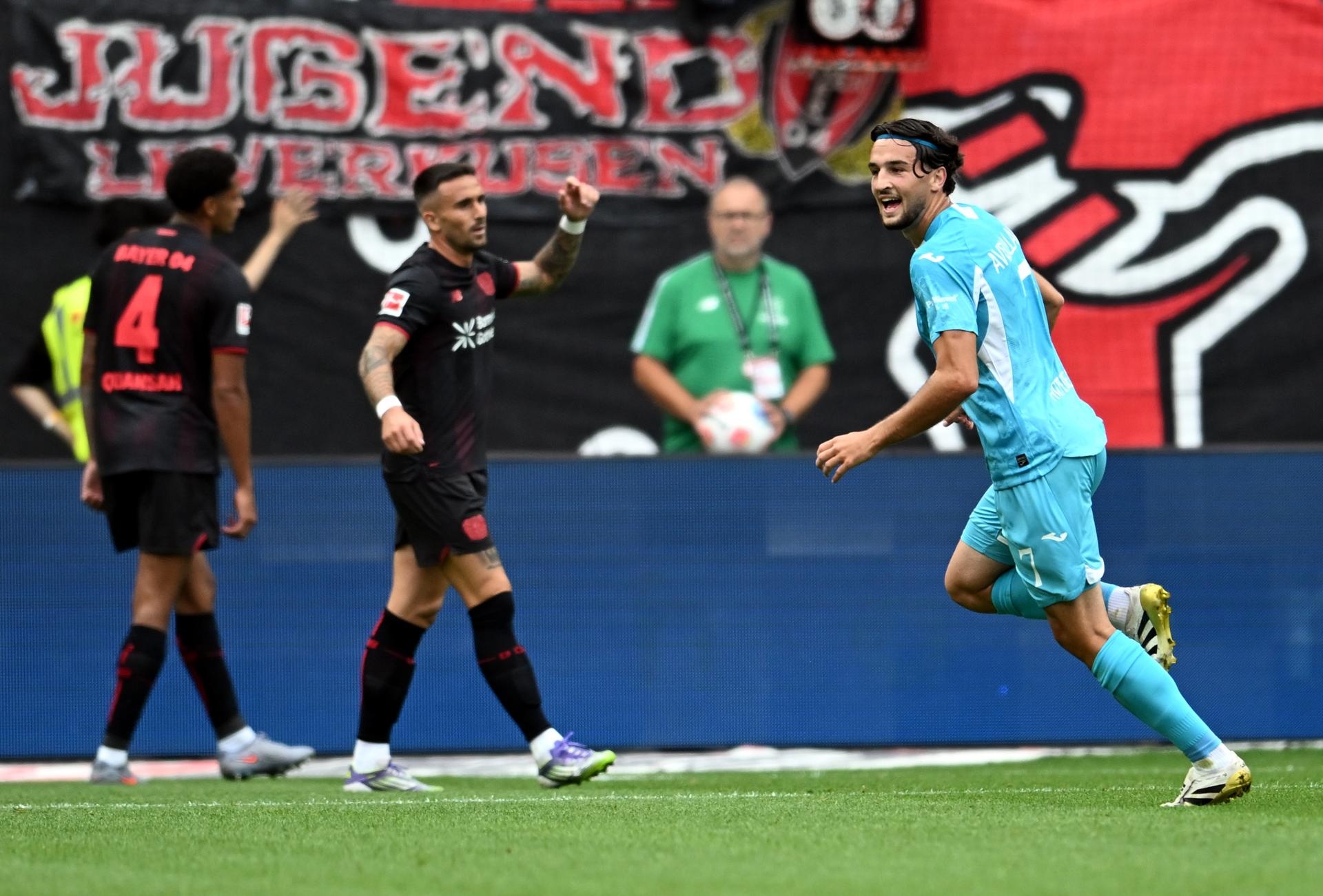 Il Bayer Leverkusen di Erik ten Hag perde 1-2 contro l'Hoffenheim nel suo debutto stagionale in Bundesliga. Nonostante un buon inizio, la squadra ha mostrato difficoltà in fase offensiva e difensiva, segnando solo una volta e subendo il gol decisivo al 52'.
