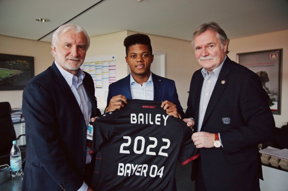 Bailey qui pose avec le maillot du Bayer Leverkusen. Bayer04
