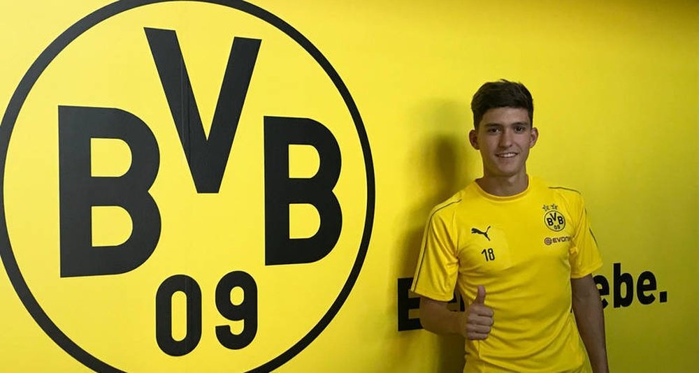 Leonardo Balerdi com a camisola do Borussia Dortmund. BVB