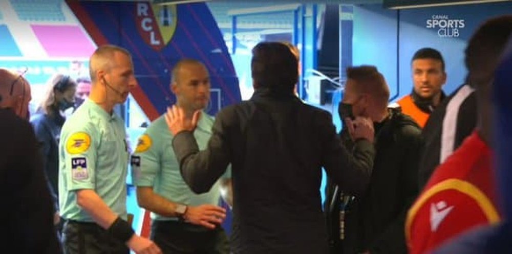 Leonardo bate-boca com o árbitro por faltas em Neymar. Captura