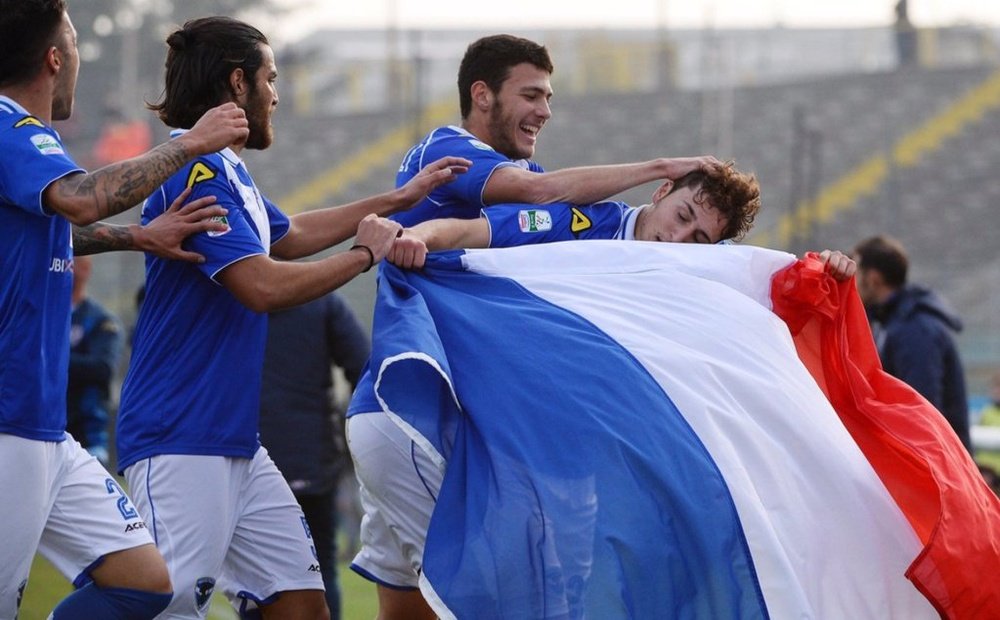Leonardo Morosini celebra su gol con la bandera de Francia. Twitter