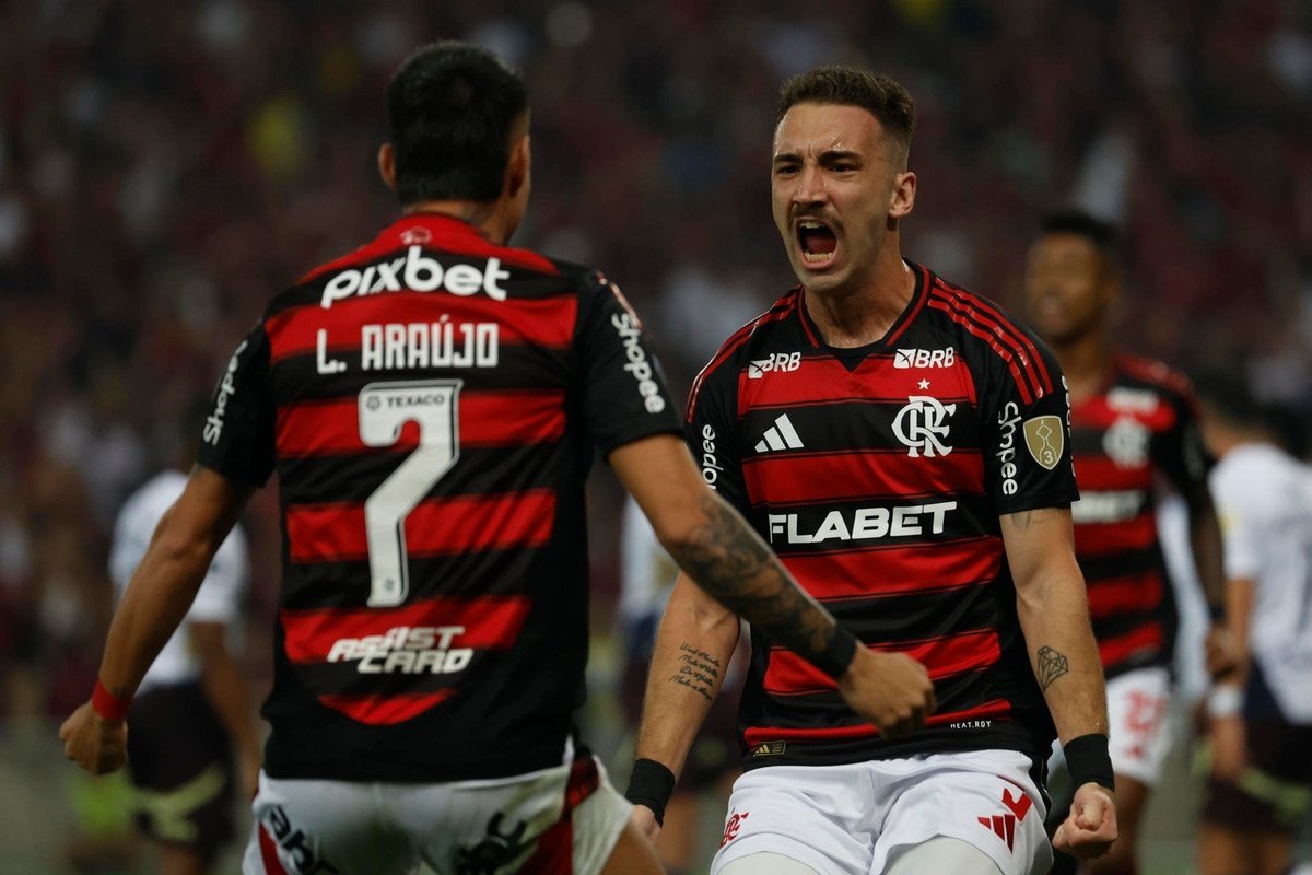 O Flamengo venceu neste domingo o Atlético Mineiro por 1 a 0, com gol solitário do zagueiro Léo Ortiz, no Maracanã, e assumiu a liderança do Campeonato Brasileiro, aproveitando a inesperada derrota do Cruzeiro em casa, nesta décima sétima rodada da competição.