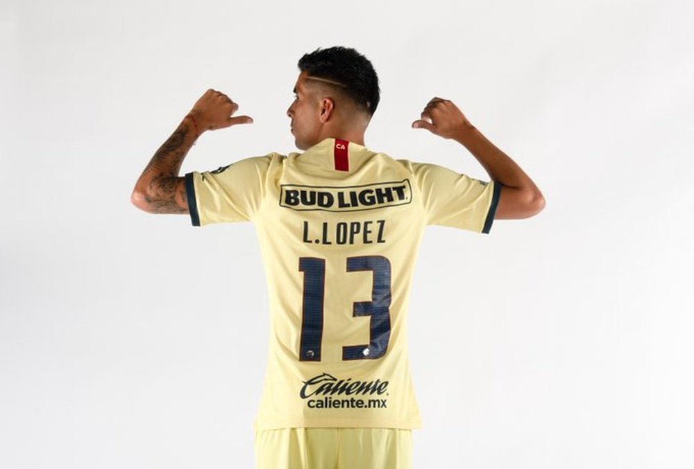 Leonel López posa con la camiseta del América. ClubAmérica