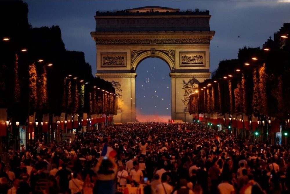 Les Champs-Élysées après la victoire de la France face à la Belgique. Capture/Twitter
