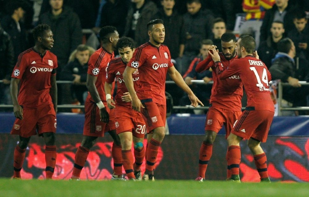 Les joueurs de Lyon se congratulent après le but d'Alexande Lacazette contre Valence. AFP