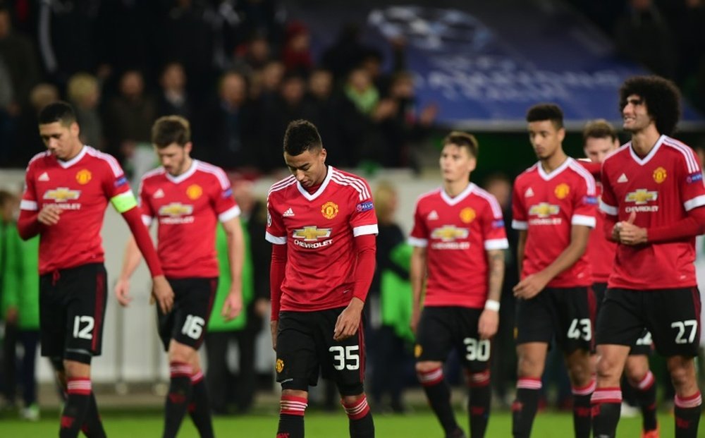 Les joueurs de Manchester United têtes basses après leur défaite à Wolfsburg et leur élimination de la Ligue des champions, le 8 décembre 2015. AFP