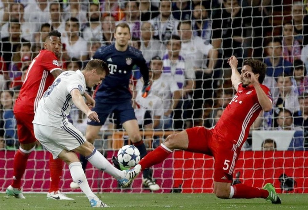 Les joueurs du Bayern Munich arrêtent un tir de Kroos dans le match de C1 contre le Real Madrid. EFE