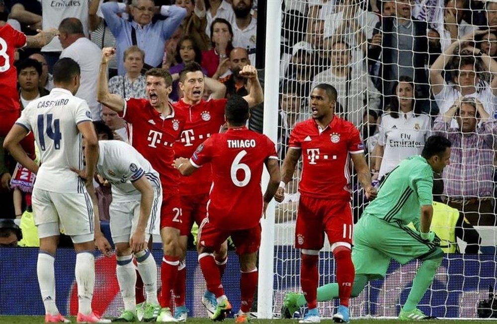 Les joueurs du Bayern ont protésté la performance arbitrale. EFE