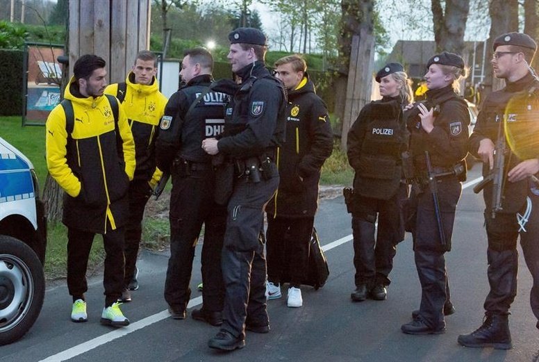 Les policiers et les joueurs du Borussia Dortmund ce mardi lors de l'attaque au bus allemand. AFP
