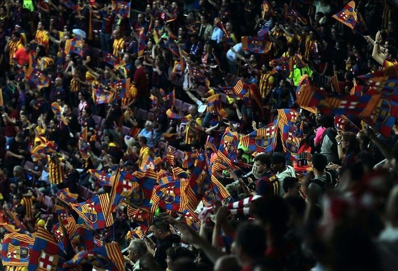 Les supporters barcelonais au Camp Nou. EFE