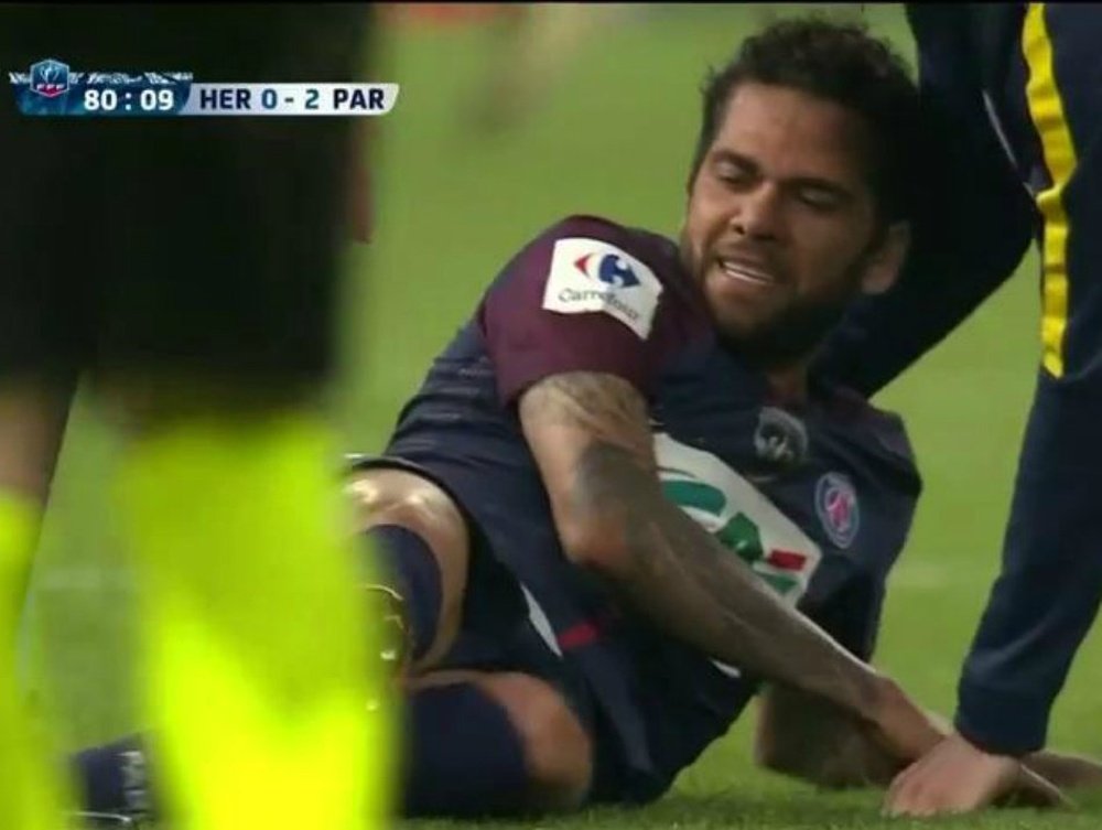 Alves came off injured with four minutes left to play. Screenshot