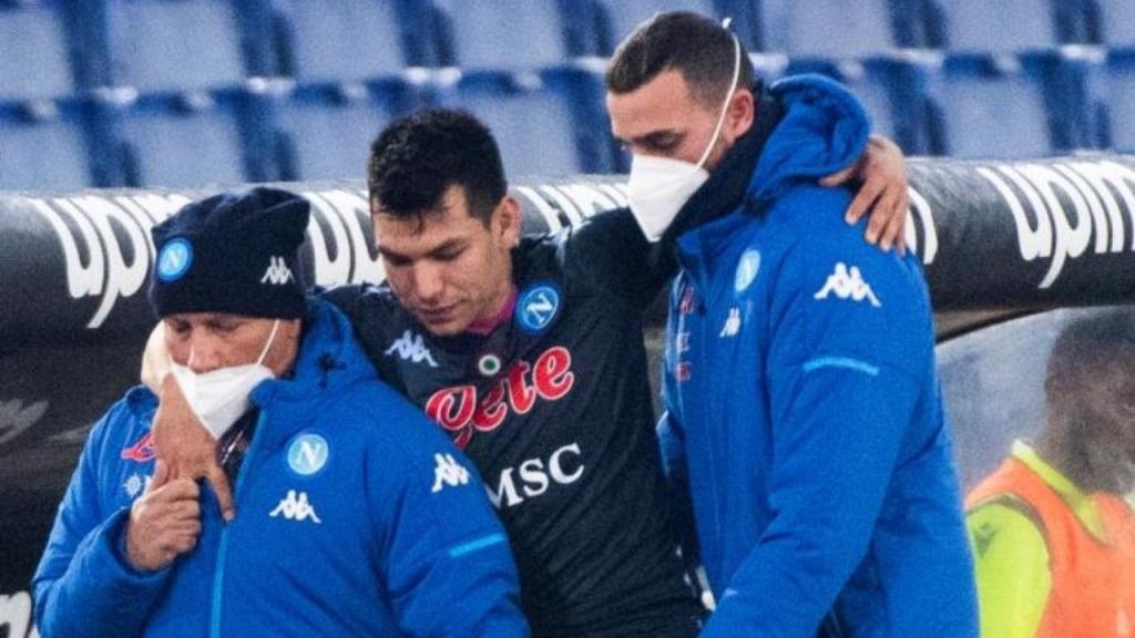 Alarma en Nápoles: Hirving Lozano se retiró lesionado