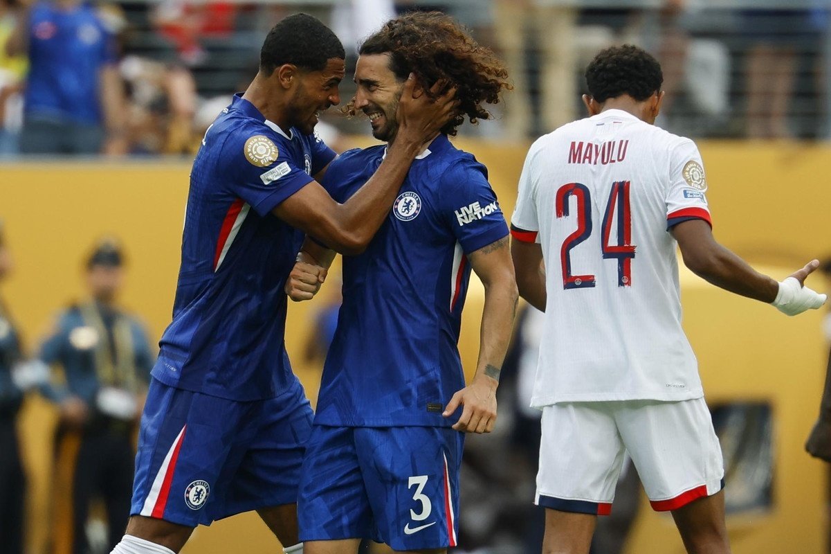 Cucurella has no intentions of leaving Chelsea. EFE