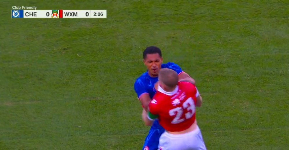 Levi Colwill agarra por el pecho a James McClean en el Chelsea-Wrexham de pretemporada. ChelseaTV