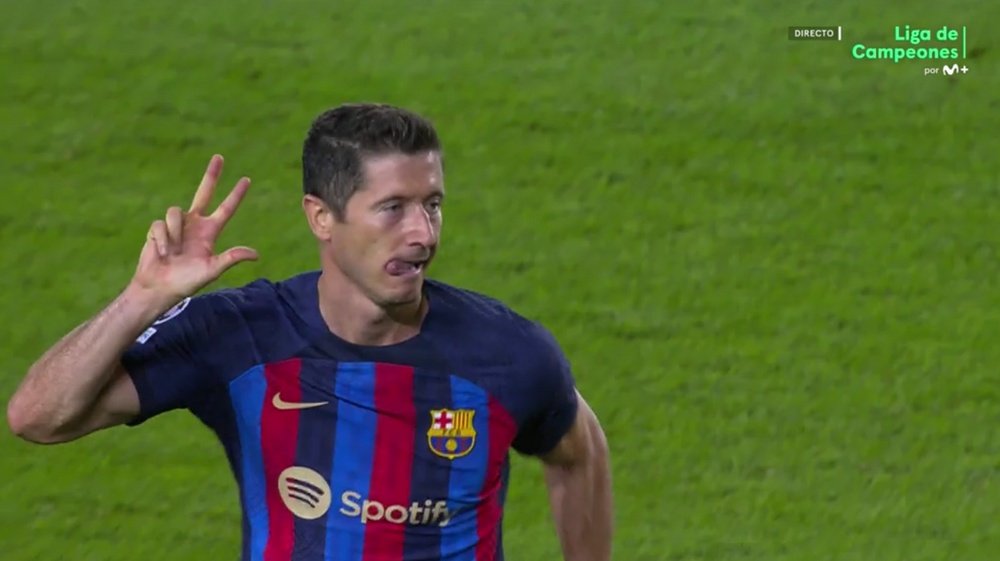 O atacante do Barcelona, Robert Lewandowski celebrando o gol.Print/MovistarLigadeCampeones
