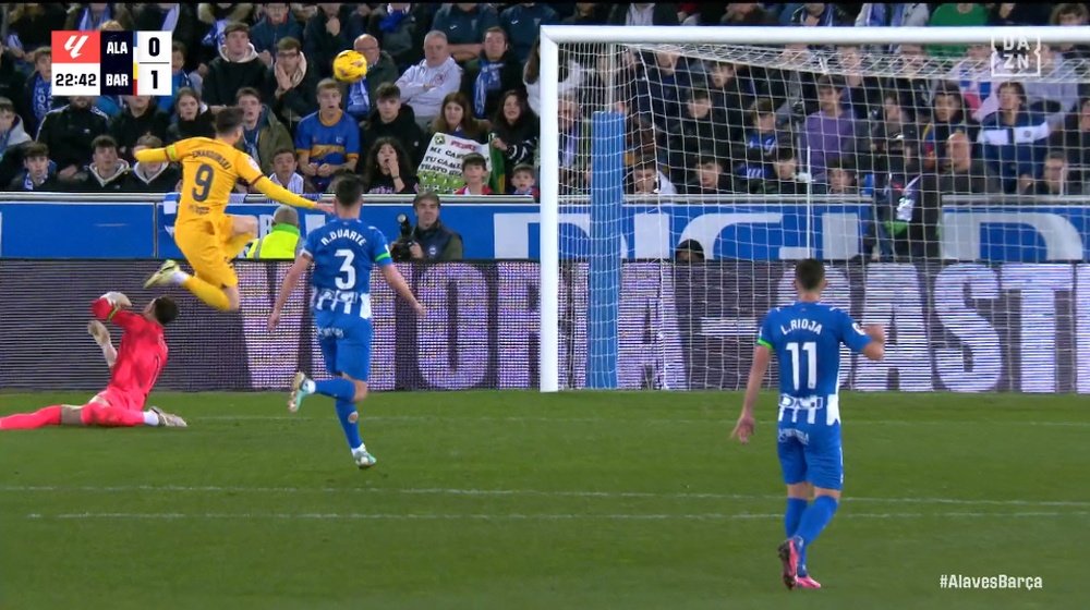 Lewandowski encerrou a sua seca de gols com toquinho sutil. Captura Dazn