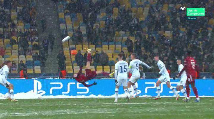Lewandowski se superó en Kiev: ¡chilena en la nieve con las botas desatadas!