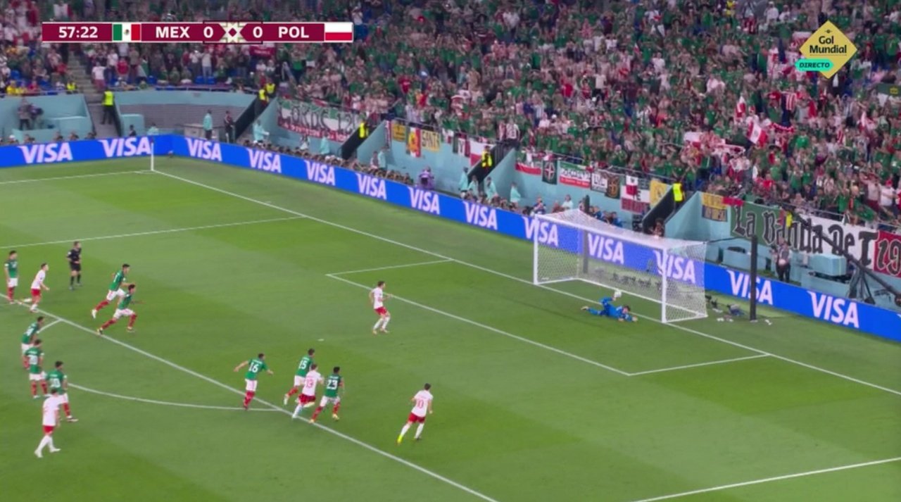 Ochoa pega o pênalti de Lewa e a maldição do '9' continua. Captura/GolMundial