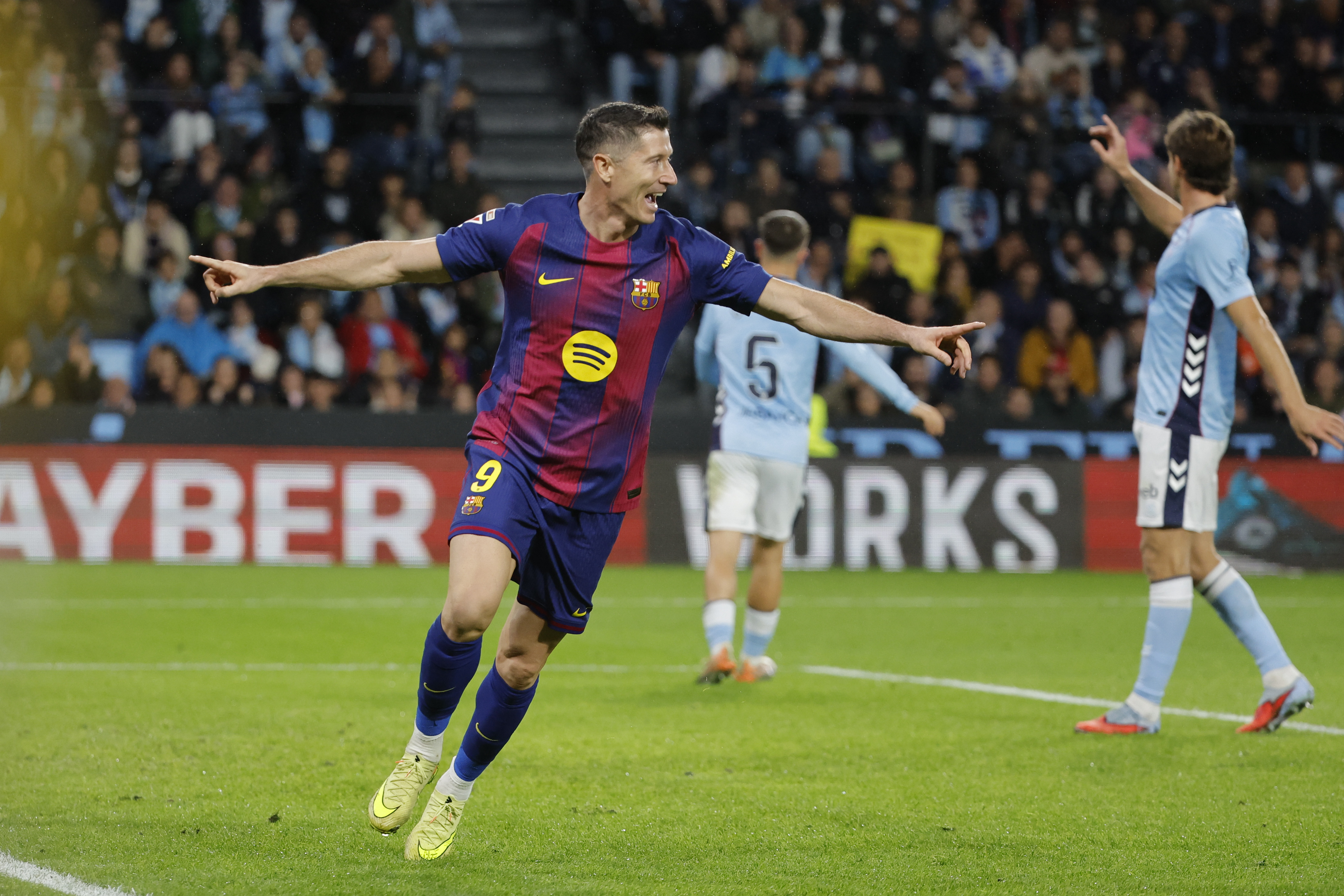 Hat-trick de Lewandowski ajuda o Barça a bater o Celta